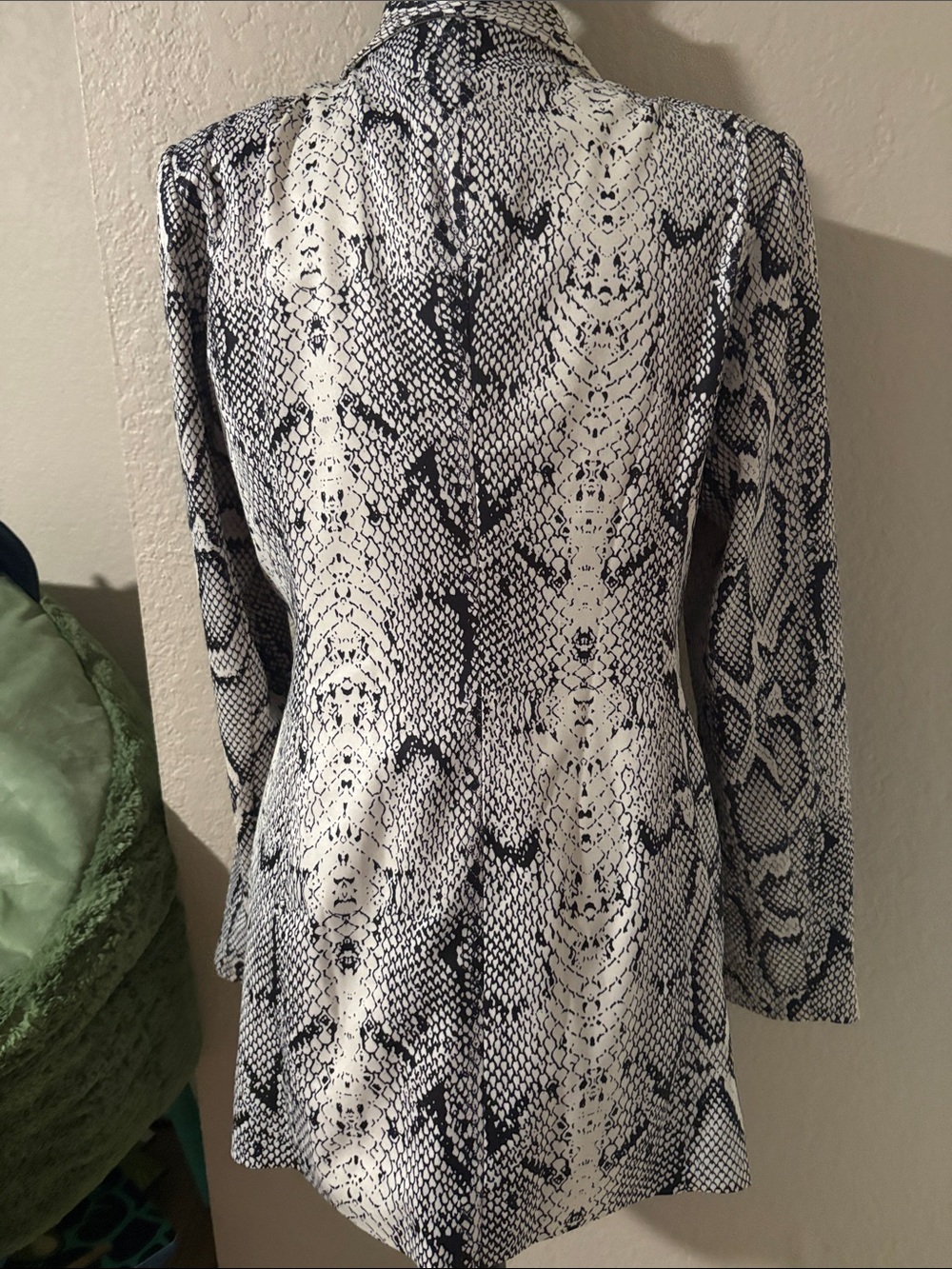 Women's Black & White Snake Print Blazer Jacket - Picture 3 of 6
